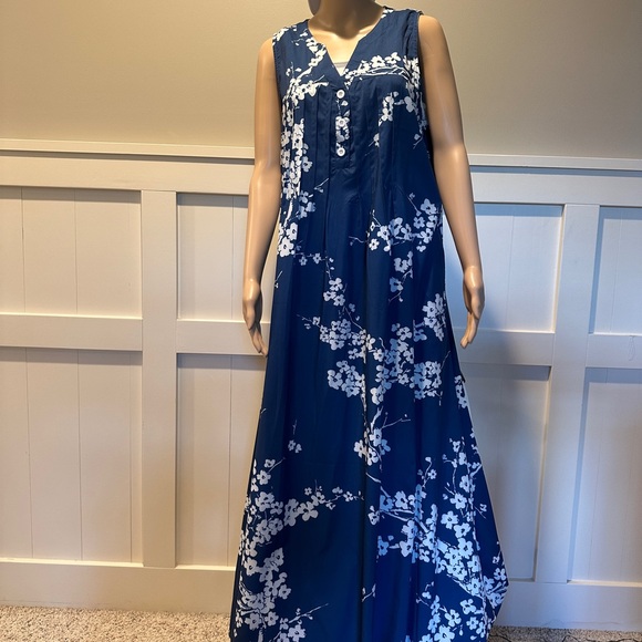 NWT Blue and White Floral maxi - Picture 2 of 5